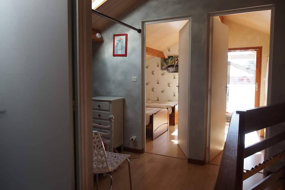 Chalet ***  bord du lac barque, piscine, animaux, lits faits, jardin clos, calme in Saint-Gérons, Région d'Aurillac