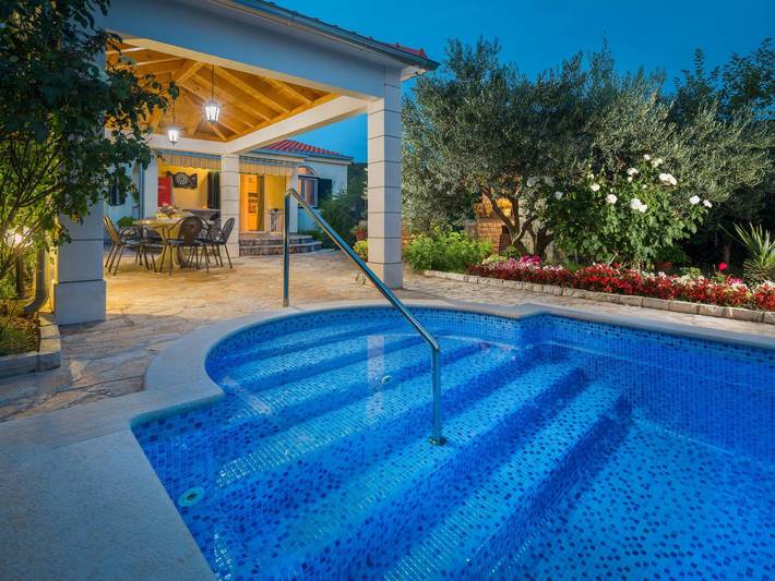 Ferienhaus für 7 Personen, mit Pool und Garten - 1