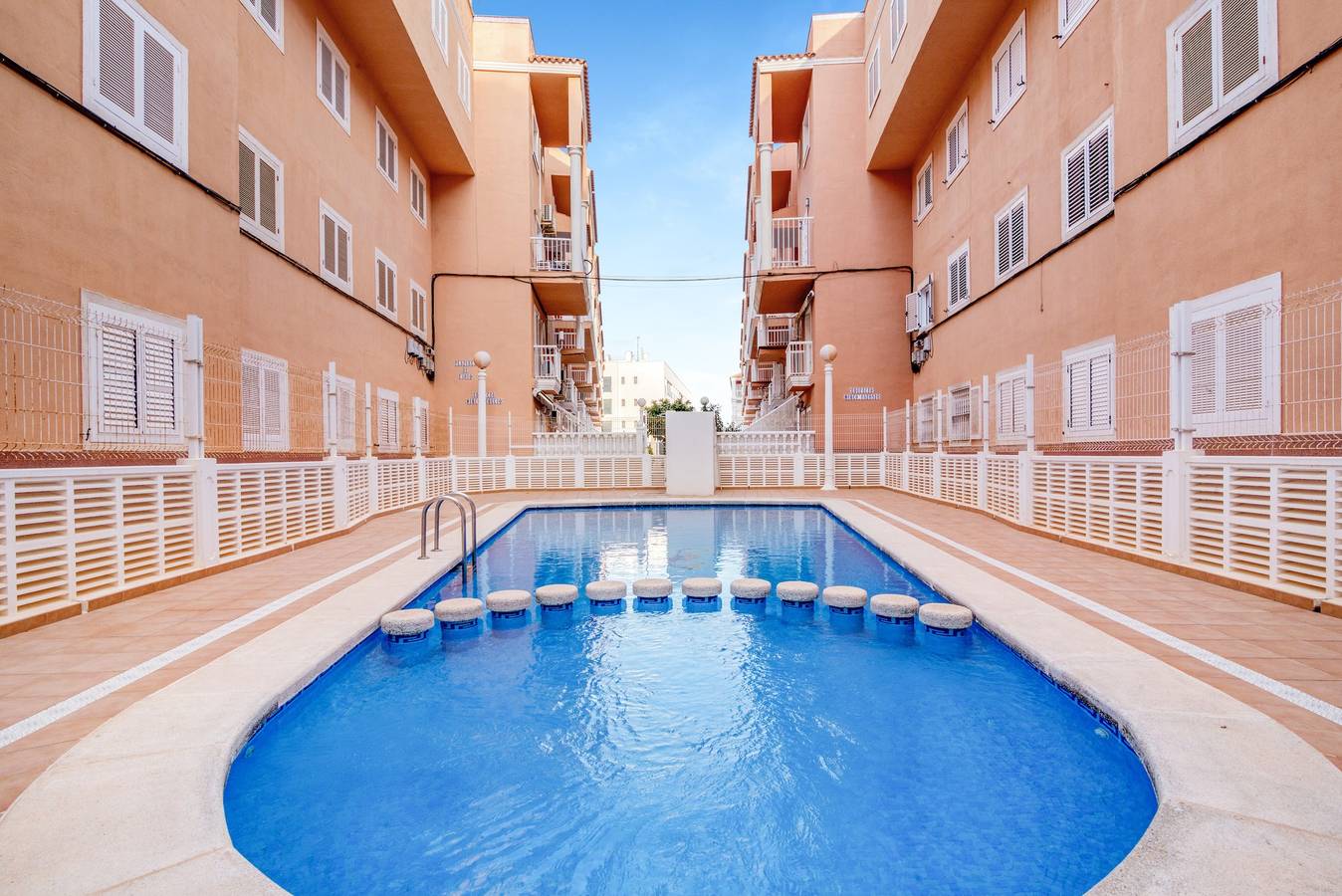 Appartement entier, Appartement 'Verano Azul' avec piscine commune, Wi-Fi et climatisation in Torrevieja, Costa Blanca