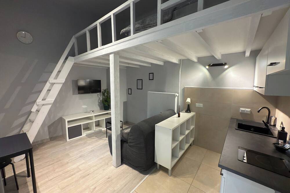 Appartamento intero, Apartment with Mezzanine and Private Courtyard in Kazimierz, Cracovia