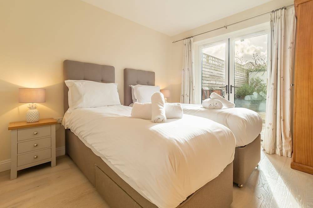 A fabulous beach house with sea views and a lovely, enclosed garden. in Perranporth, Cornwall