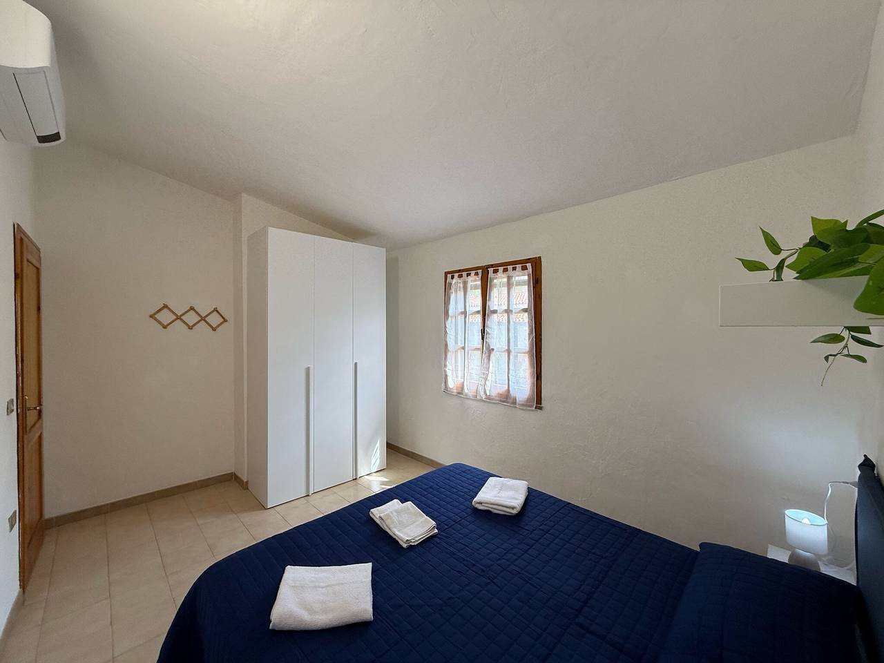 Appartamento intero, Appartamento 'Casa Bougainville Cala D'Ambra' con Vista Mare, Wi-Fi e Aria Condizionata in San Teodoro, Olbia-Tempio