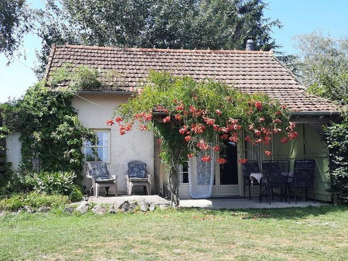 Location de vacances pour 4 personnes, avec vue ainsi que piscine et jardin, adapté aux familles à Saint-Didier-sur-Arroux