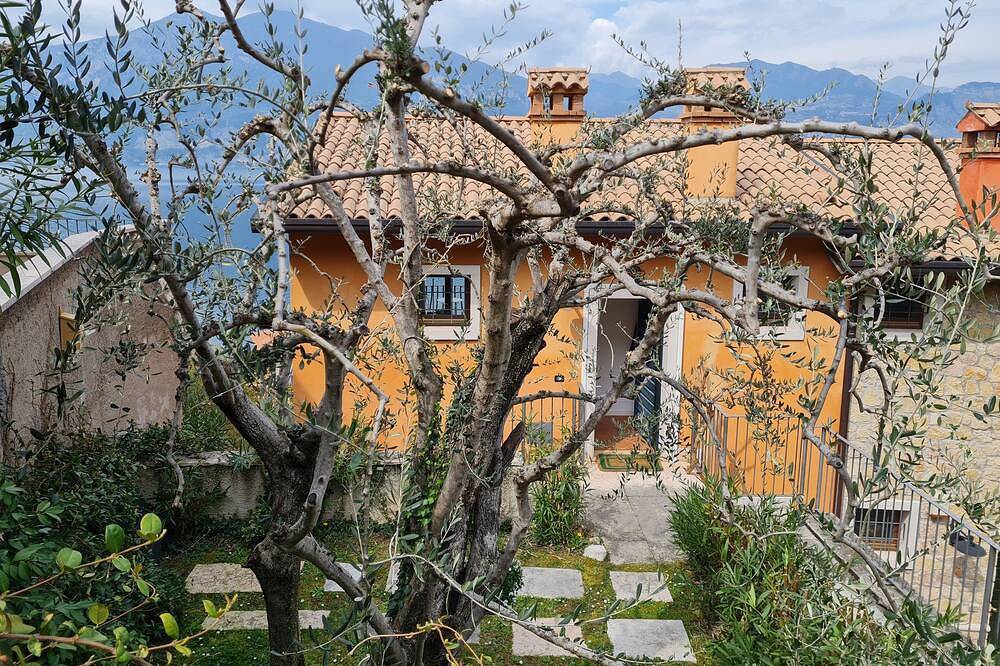 Ganze Wohnung, Appartement Casalina mit einzigartiger Poollandschaft wenige Meter zum Gardasee in Castelletto di Brenzone, Brenzone