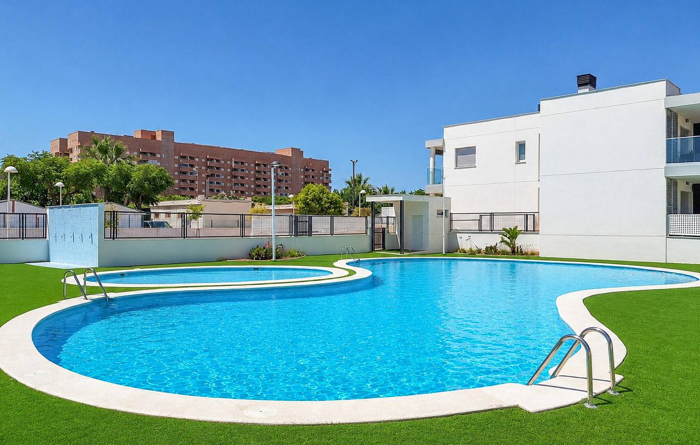 Apartamento vacacional entero, Encantador apartamento de 2 dormitorios con piscina cerca de la playa de Cudolà in Cabanes, Costa del Azahar