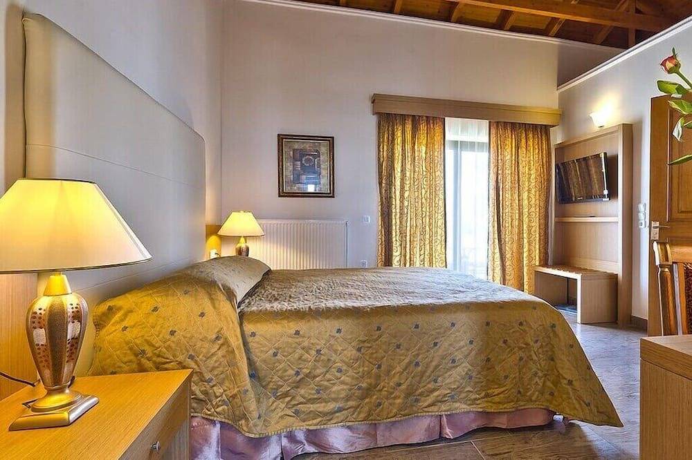 Platanias Villa, 4 Bd, 4 Ba, pool, 800m from sand in Platanias, Chania region