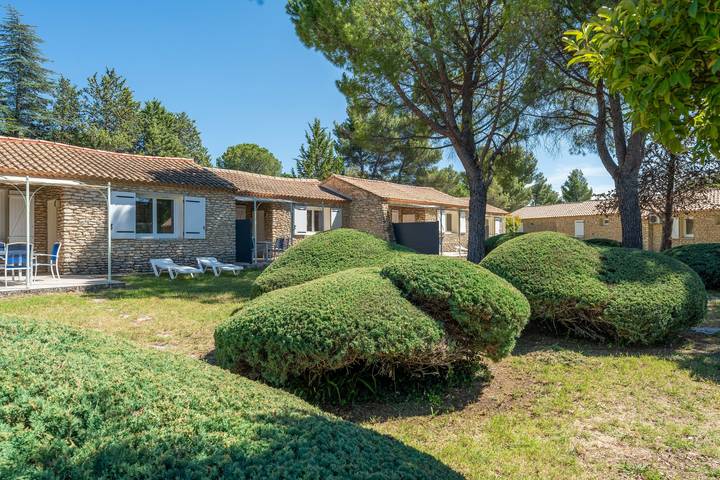 Location de vacances pour 4 personnes, avec Terrasse ainsi que Jardin et Piscine à La Roque-sur-Pernes - 3