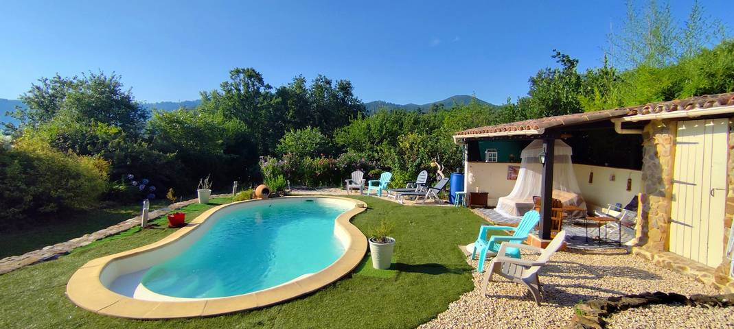 Gîte pour 6 personnes, avec jardin ainsi que terrasse et piscine
