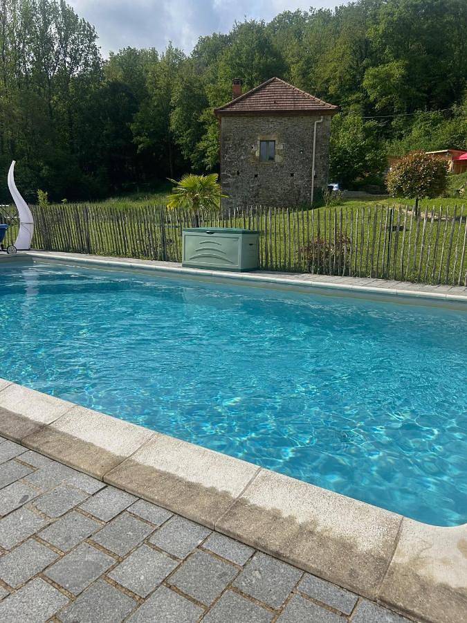 Cottage pour 4 personnes, avec jardin ainsi que vue et piscine, animaux acceptés à Saint-Cernin-de-l'Herm