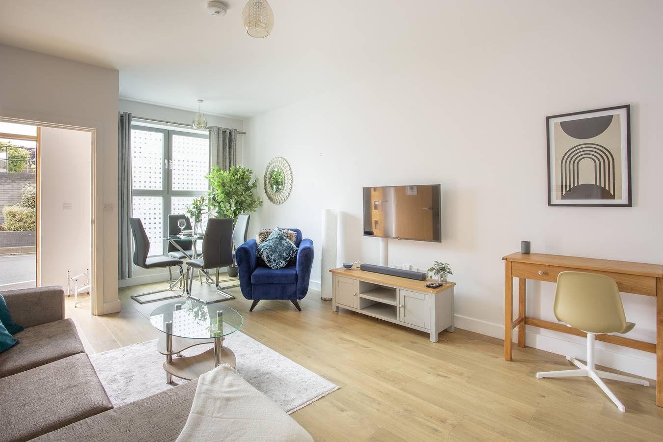 Entire vacation apartment, Queens Lodge Sleeps 2 with Welcome Pack in Surrey