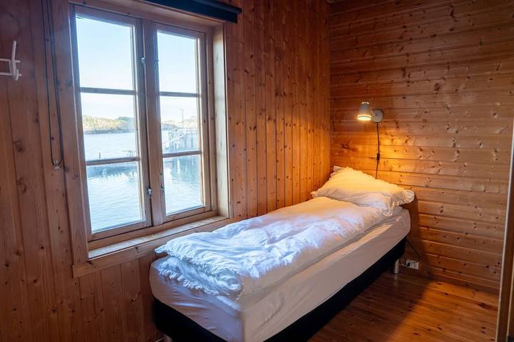 Authentic rorbu by the sea in Stamsund, Vestvågøy