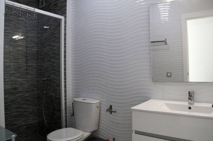 Ganze Wohnung, Atemberaubende 2 Bed Apt auf Villamartin Plaza neu renoviert mit Blick auf den Gemeinschaftspool in Brisas y Golf, Orihuela