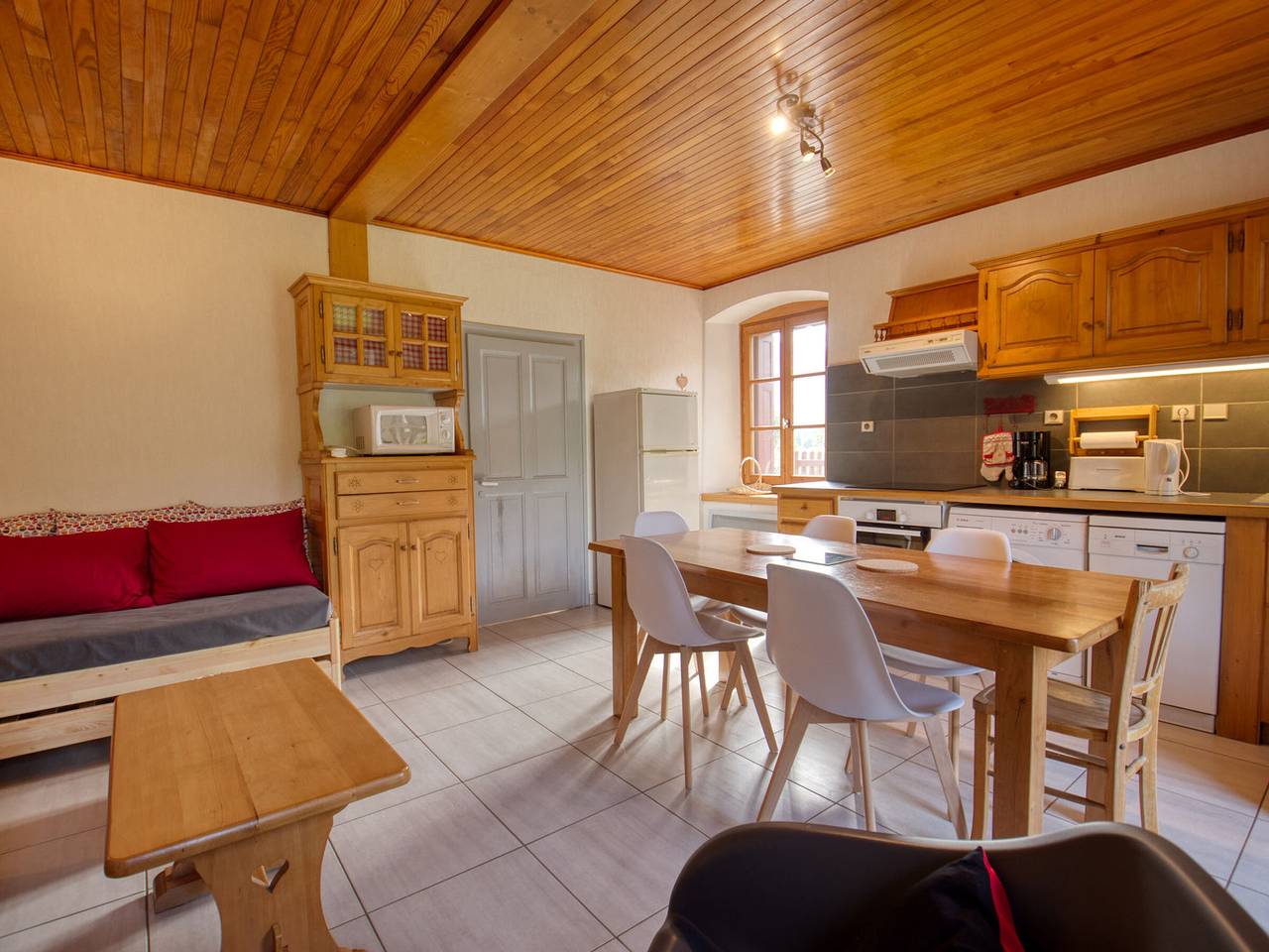 Maison de village avec jardin clos, proche télécabine, sauna, et toutes commodités in Station de Morillon, Grand Massif