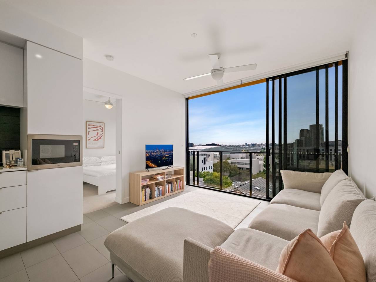Entire apartment, Sunny 2-Bed in Valley with Premium Amenities in Fortitude Valley, Brisbane