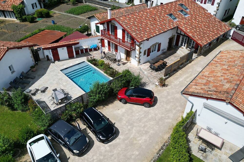 Built 1610, Renovated 2022-Stroll to Town-Heated Pool-Parking-Walk to town-Pets in Espelette, Bayonne region