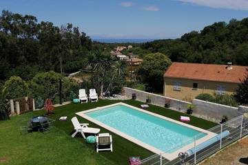 Gîte pour 6 personnes, avec terrasse ainsi que jardin et piscine à Talasani