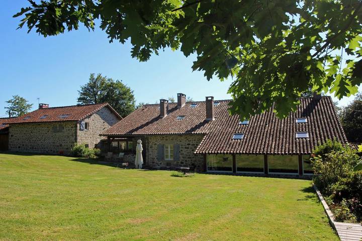 Location de vacances pour 3 personnes, avec piscine et jardin dans Saint-Jouvent
