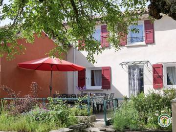 Gîte pour 10 personnes, avec terrasse dans Garde-Colombe