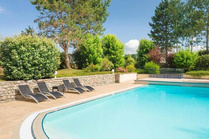 Hotel voor 4 personen, with Balkon and Terras as well as Tuin and Zwembad in Argentat