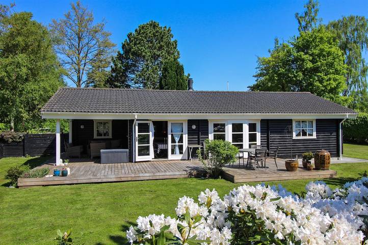 Feriehus for 5 personer, sauna og jacuzzi i tillegg til terrasse og hage, dyr tillatt i Hornbæk