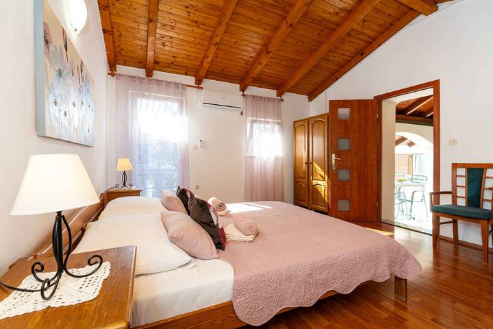 Ferienwohnung für 2 Personen, mit Garten in Starigrad