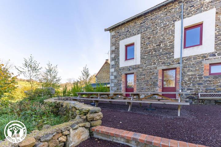 Gîte pour 15 personnes, avec Terrasse et Jardin ainsi que Piscine et Vue