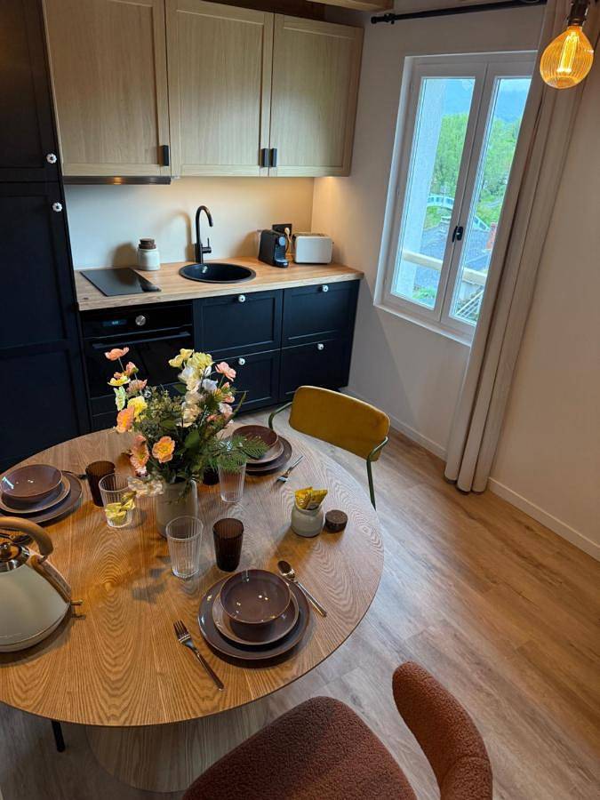 Gîte pour 3 personnes, avec terrasse ainsi que vue et piscine à Chanaz - 3