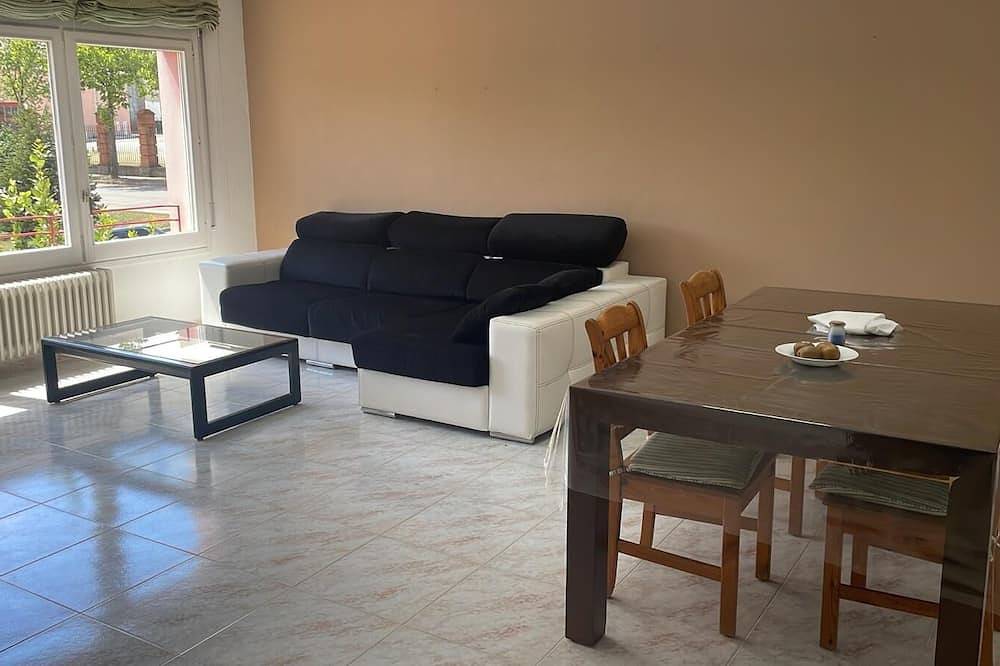 Apartamento entero, Apartamento Amplio, Luminoso Y Centrico in Olot, Parc Natural de Zona Volcànica de la Garrotxa