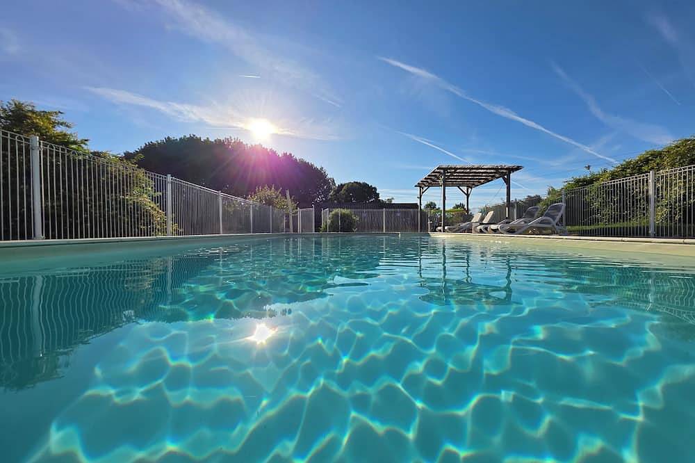 Charmante maison en pierre et bois avec une grande piscine privée. in Villeneuve-de-Duras, Région de Marmande