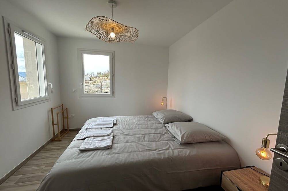 Country house 5 minutes from the lake. in Pelleautier, Gap region