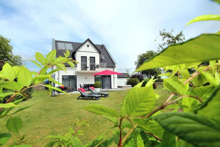 Ferienhaus für 9 Personen, mit Pool und Sauna sowie Garten und Ausblick, mit Haustier in Göhren-Lebbin