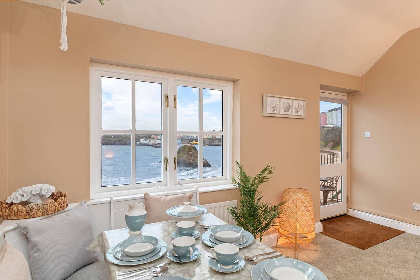 Appartement entier, 5 Sunny Cove - Direct Beach Access, Sea Views in Tenby, Pembrokeshire