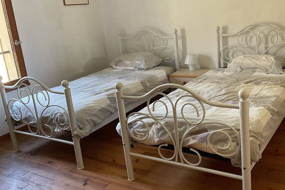 Maison avec terrasse couverte 40m2, au calme de la vallée de La Baume, pour 6. in Valgorge, Parc naturel régional des Monts d'Ardèche