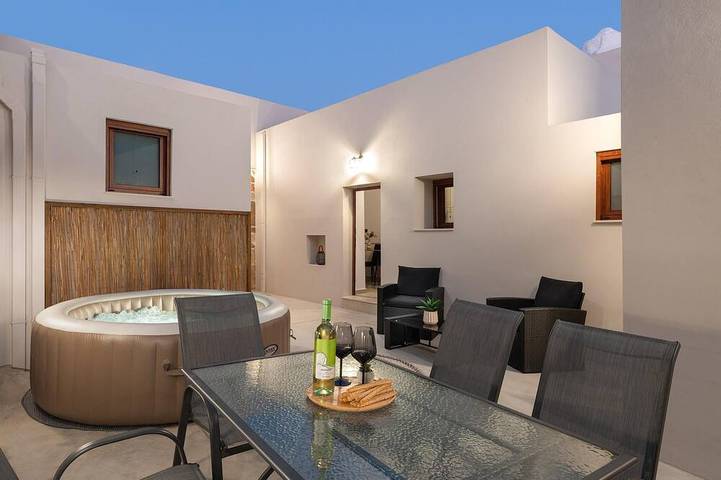 Ferienhaus für 6 Personen, mit Terrasse und Whirlpool in Archangelos