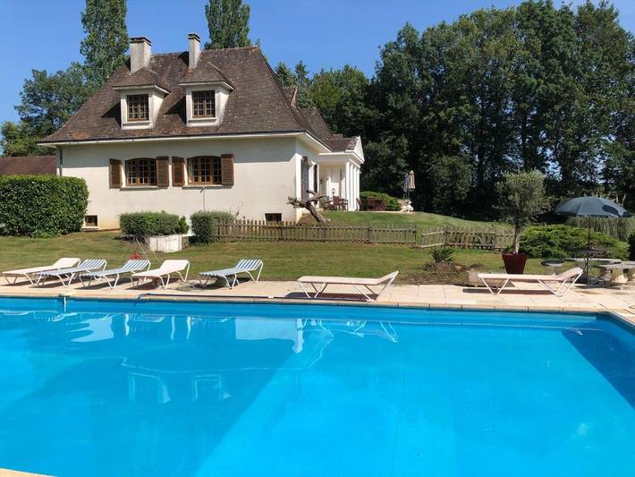 Location de vacances pour 12 personnes, avec piscine ainsi que jardin et vue à Bocal (récipient)