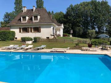 Gîte pour 12 personnes, avec jardin ainsi que piscine et vue à Bocal (récipient)
