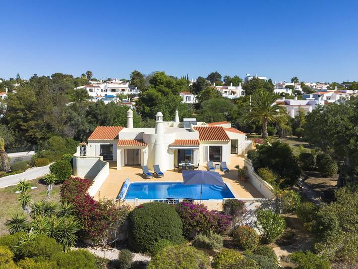 Ferienhaus für 6 Personen, mit Terrasse und Garten in Lagoa