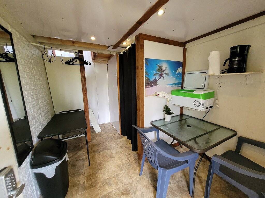 # 3 Kabine - privat mit Innenbadezimmer mit Mikrowelle und Grill in Fern Forest, West Puna