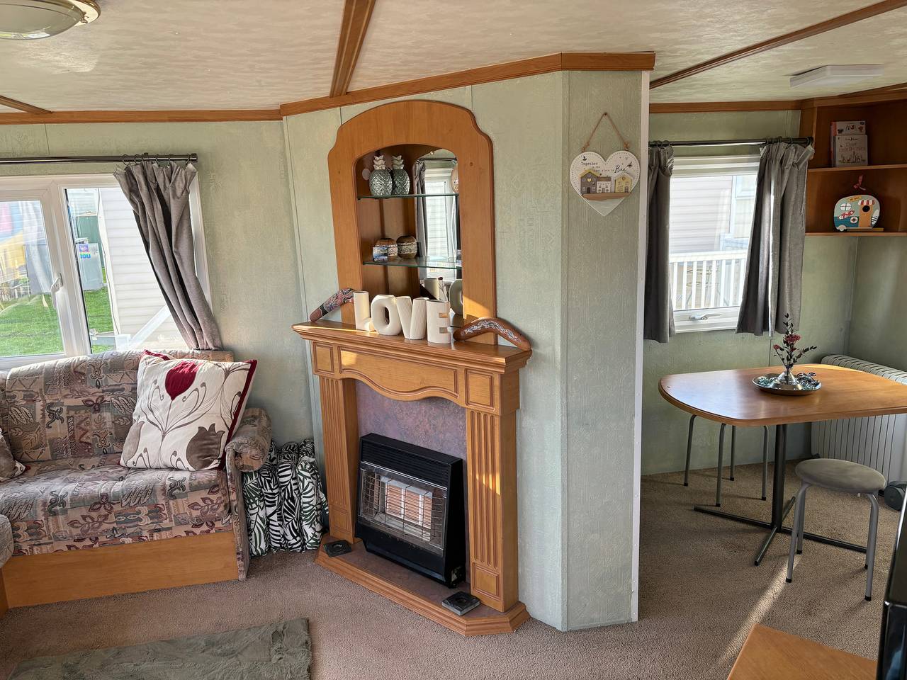 2 Bed Caravan - Sleeps 6 - Dogs - Parking - Wifi in Ingoldmells, Lincolnshire