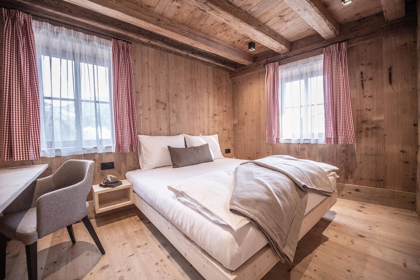 Ganze Wohnung, Ferienwohnung 'Ciasa Somuer - Sorà' mit Bergblick, Balkon und Wlan in Pieve di Marebbe, Enneberg