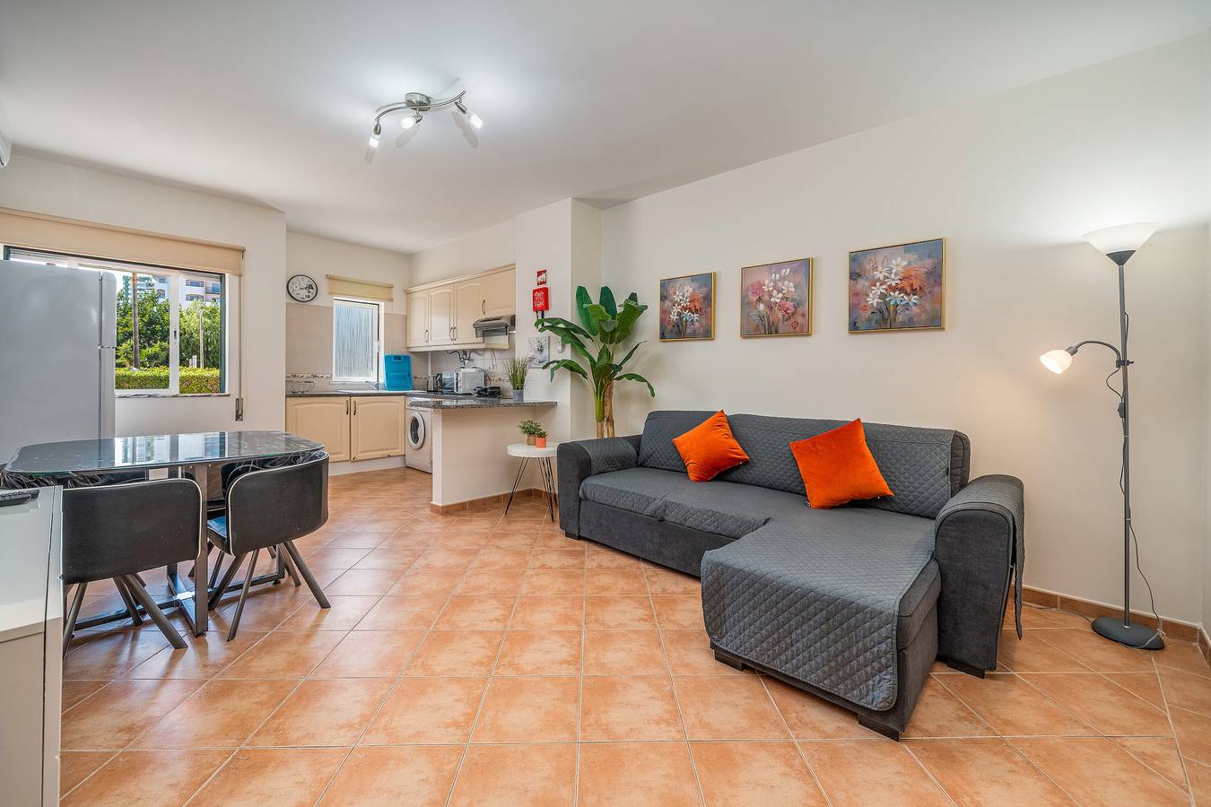 Entire apartment, Apartment 'Paraíso Beira-Mar' with Shared Pool, Wi-Fi and Air Conditioning in Praia da Rocha, Portimão