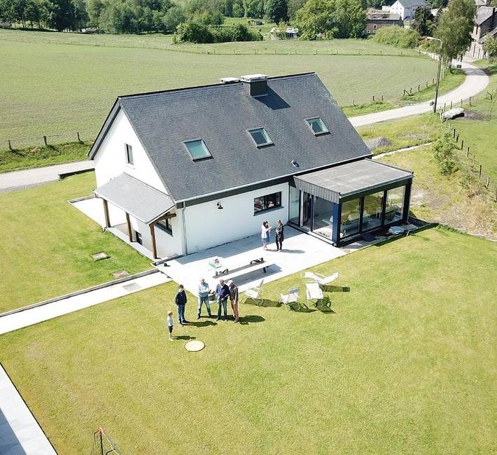 Location de vacances pour 8 personnes, avec vue ainsi que piscine et jardin à Bastogne
