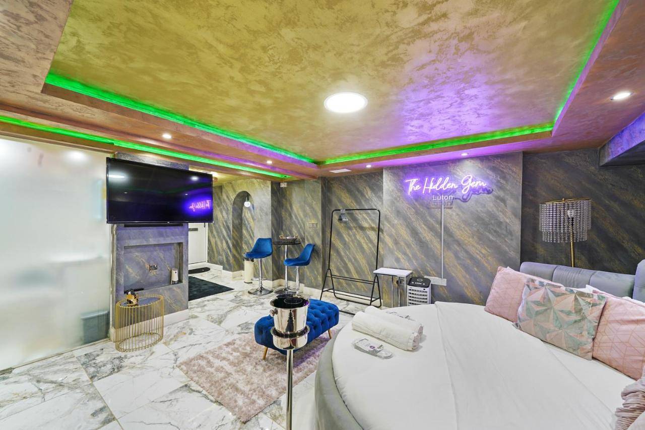 Entire apartment, Hidden Gem Lt Properties Jaccuzi bath massage chair Superkingsize bed Parking available in Luton, Chiltern Hills