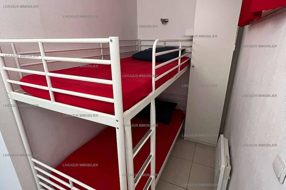 Entire apartment, Renovated studio in residence with swimming pool for 4 in Sanary-sur-Mer, Toulon region