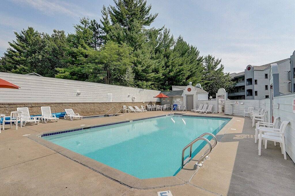 Ganze Wohnung, Lakefront Penthouse Fully Upgraded Panoramic Views Boat Slip Indoor Outdoor Pool in Lake Delton, Sauk County