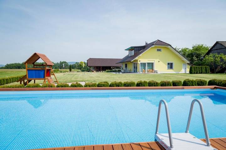 Ferienhaus für 6 Personen, mit Whirlpool und Terrasse sowie Garten und Pool