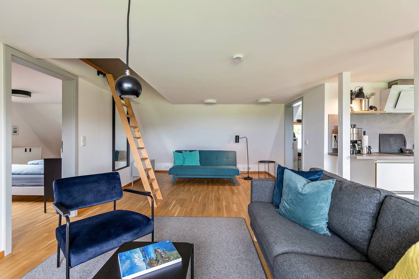 Ganze Wohnung, „ Stille des Nordens unter Reetdach “ großzügig geschnittene Ferienwohnung für 3 Personen im Og in Pellworm, Nordseeküste