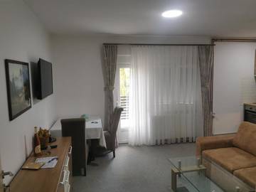 Gîte pour 2 personnes, avec jardin ainsi que jacuzzi et piscine dans Kursumlija