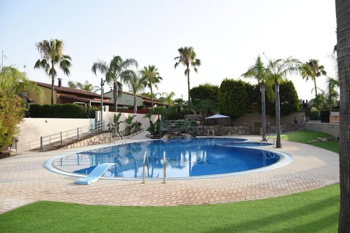 Apartamento para 6 personas, con Terraza y Jardín además de Piscina para niños y Piscina en Ribarroja del Turia