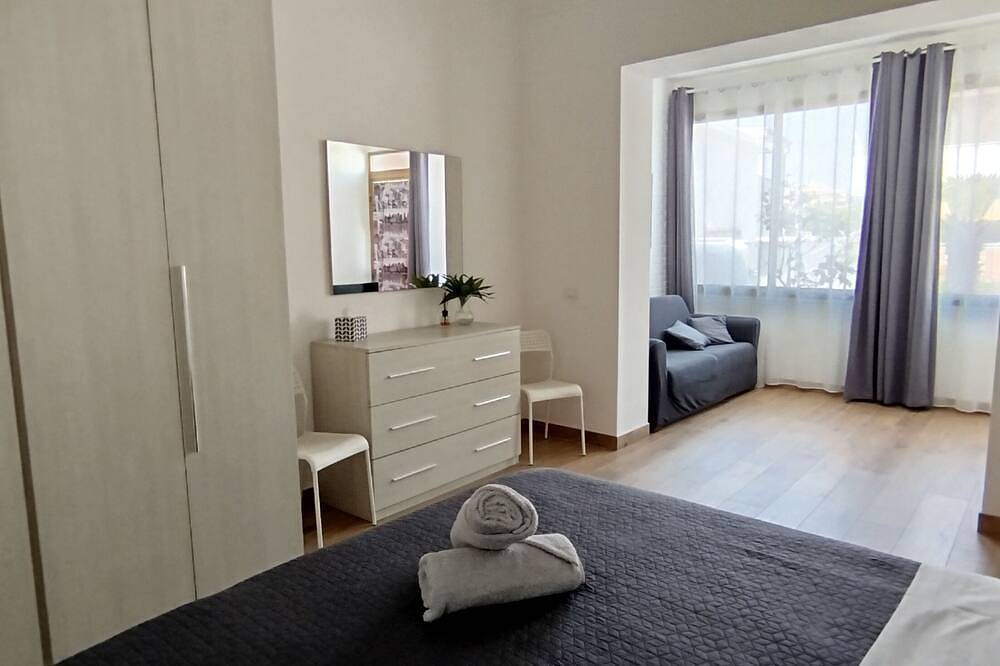 2 minutes from the sea and all services. 9 minutes by car from the airport in Fiumicino, Rom Provinz